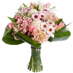 Букет из розовых гвоздик, альстромерий и хризантем, оформленный зеленью