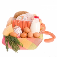 Корзина со свежим хлебом, яйцами, молоком и мясными продуктами