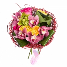 Круглый букет из орхидей, роз и хризантем