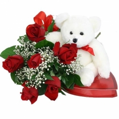 Букет из красных роз с зеленью, медвежонок и коробка конфет
