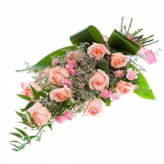 Букет из розовых роз и гвоздик, оформленный зеленью