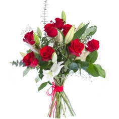 Букет из красных роз с белыми лилиями и зеленью