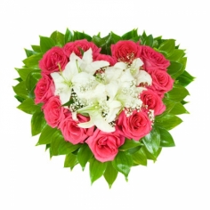Композиция в форме сердца из белых роз, розовых лилий и зелени