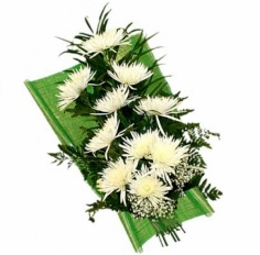 Букет из белых хризантем с зеленью в красивой упаковке