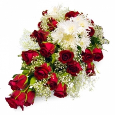 Букет из красных роз и белых кустовых хризантем с гипсофилой
