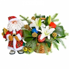Корзинка с лилиями, хвойными ветками, зеленью и фигурка Деда Мороза