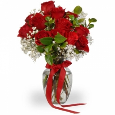 Композиция из красных роз с гипсофилой и зеленью в вазе
