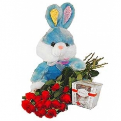 Букет из красных роз, коробочка ‘Рафаэлло’ и плюшевый заяц