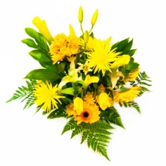 Букет из желтых хризантем, гербер, тюльпанов, калл и лилий с зеленью