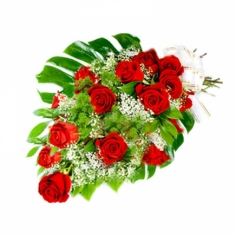 Букет из красных роз с зеленью и гипсофилой