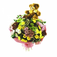 Букет из разноцветных хризантем с маленьким плюшевым мишкой